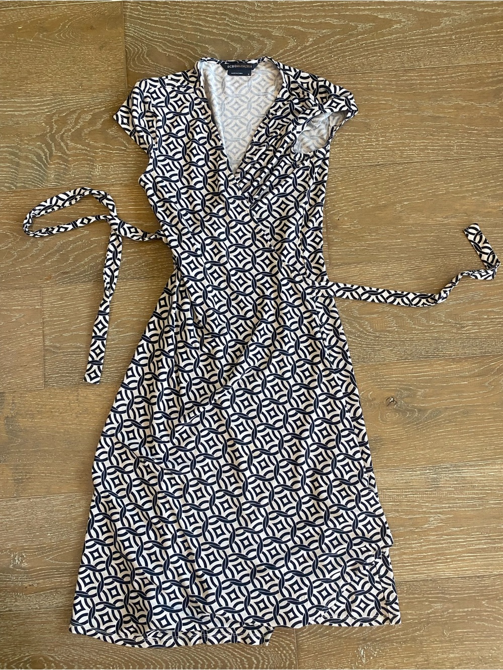 BCBGMAXAZRIA Matte Jersey Cream Black Printed Wrap Career Work Cocktail Dress S